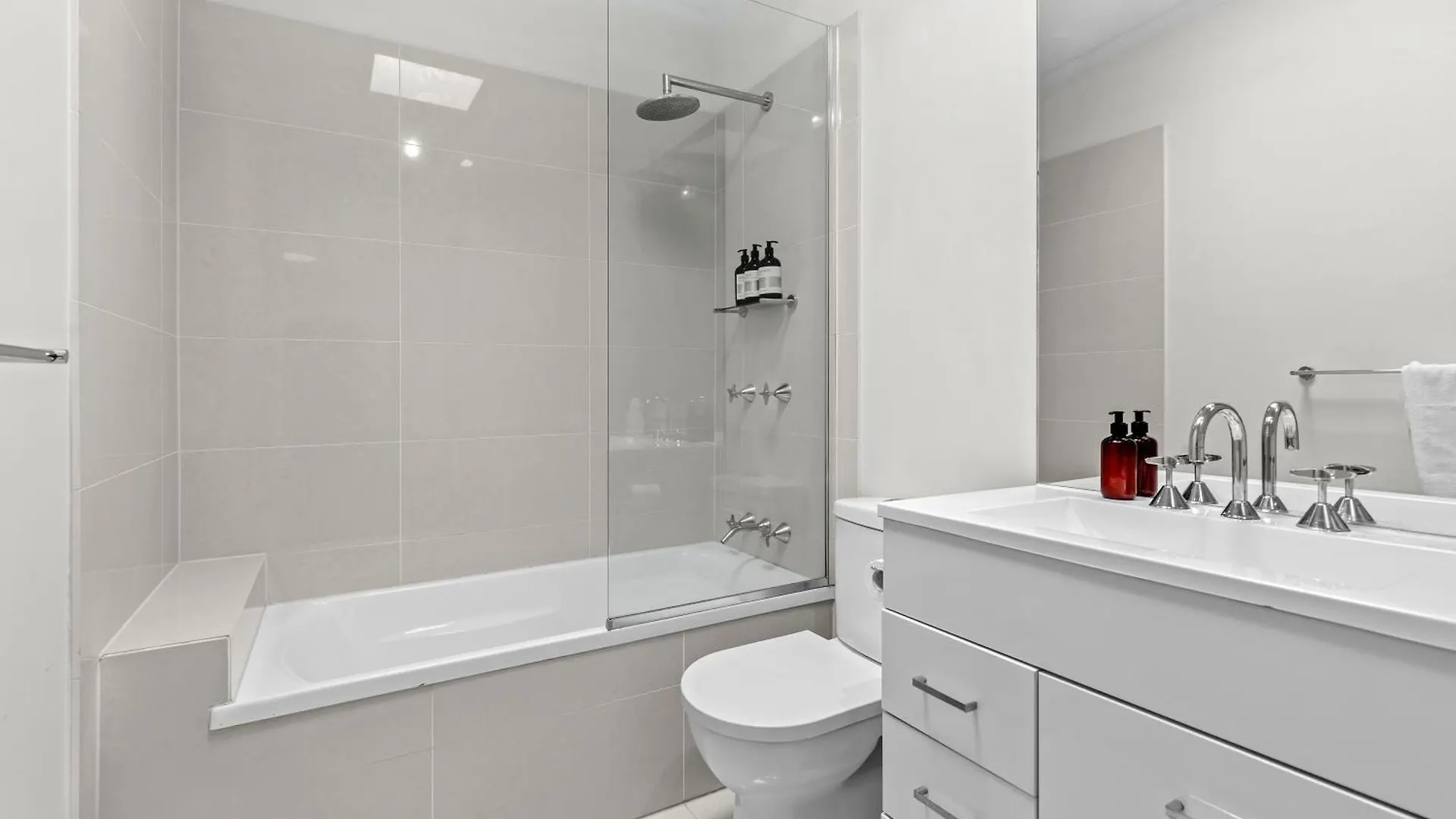 Spacious 3Br - Walk To Racecourse Rd And Portside! Brisbane Australia